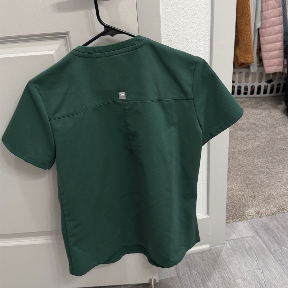 Fabletics scrub top - Picture 3 of 3